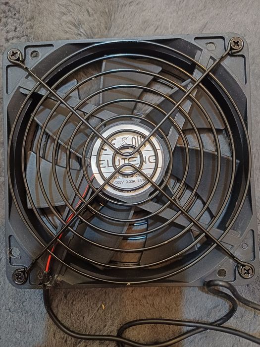 wentylator chłodzący USB marki Eluteng, model  ELT14025MB.