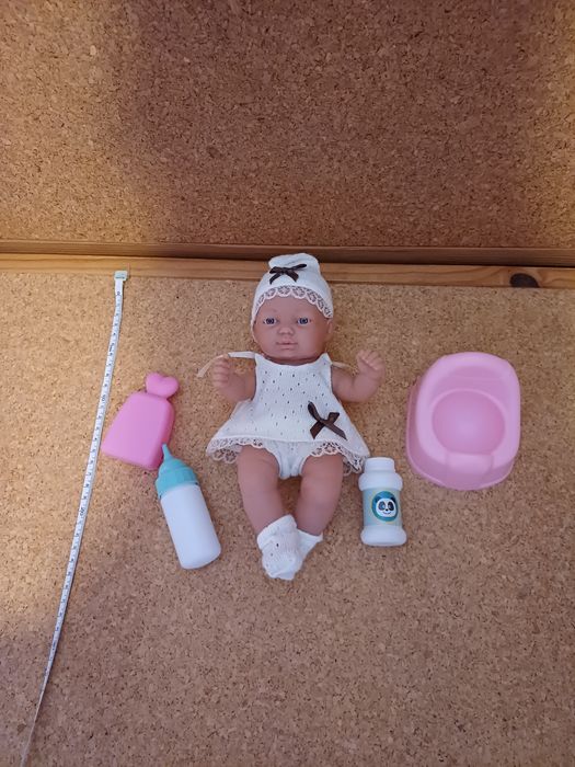 Boneca bebé com roupas e acessórios.