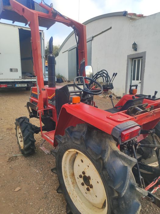 Trator Yanmar com carregador frontal