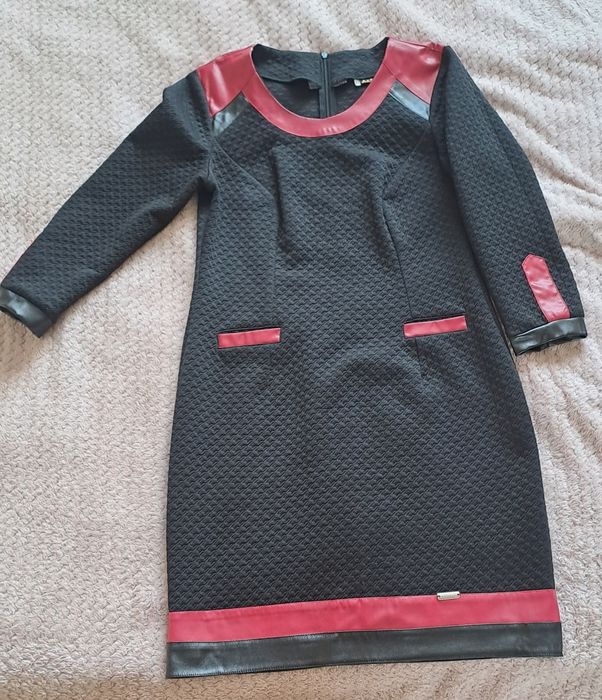 Czarna sukienka z elementami skorkowymi czerwonymi