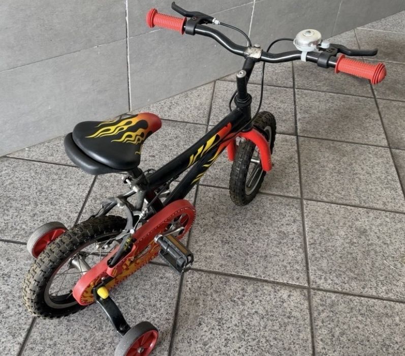 Bicicleta Infantil com Rodinhas + Capacete (Como Nova!)
