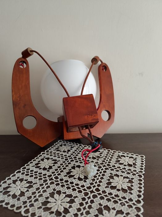 Stylowa lampa wisząca z czasów PRL-u z oryginalnym mlecznym kloszem