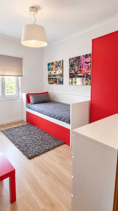 Mobília de quarto. Cabeceira, cama + gavetão, roupeiro, estante e mesa pequena de apoio.