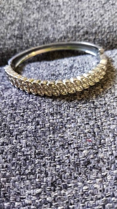 Bransoletka w kolorze srebra