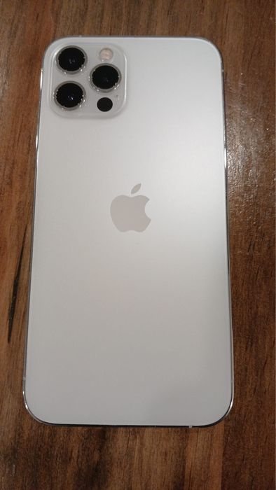 Vendo iPhone 12 Pro de 128 GB, na elegante cor prateada.