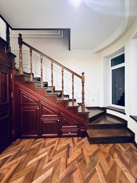 Продається просторий  будинок в Центрі