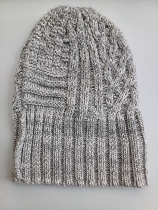 Gorro de cor cinza da marca Desigual