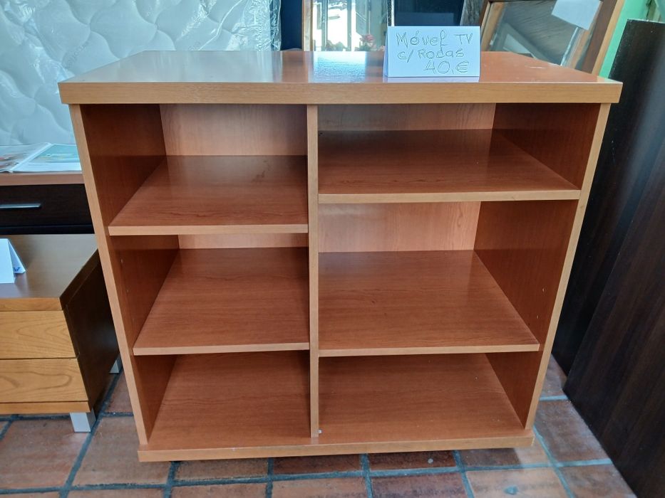 Móvel TV impecável com rodízios