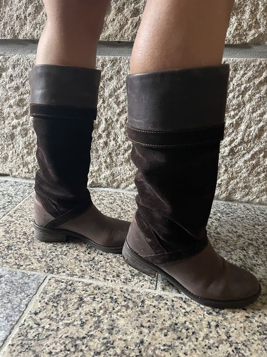 Botas rasas cano alto castanhas em pele