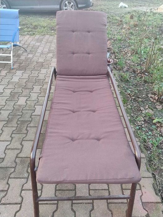 Łóżko, leżak z materacem