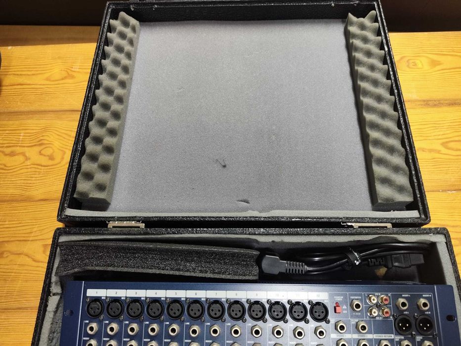Mesa de Mistura Analógica Soundcraft EFX12 – Excelente Estado