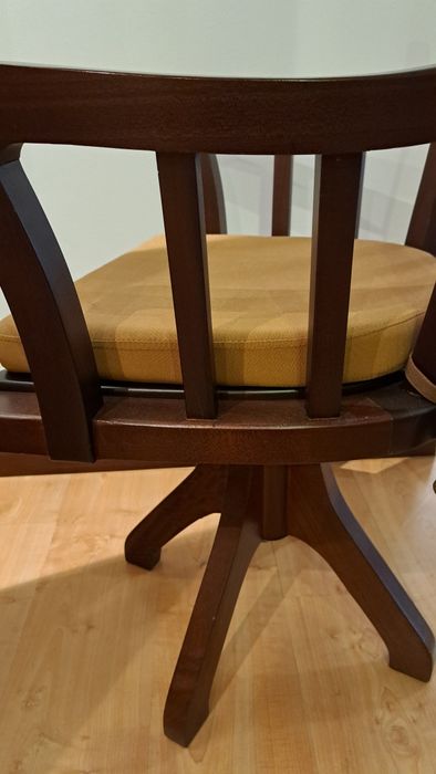 Cadeira de secretária antiga em madeira maciça