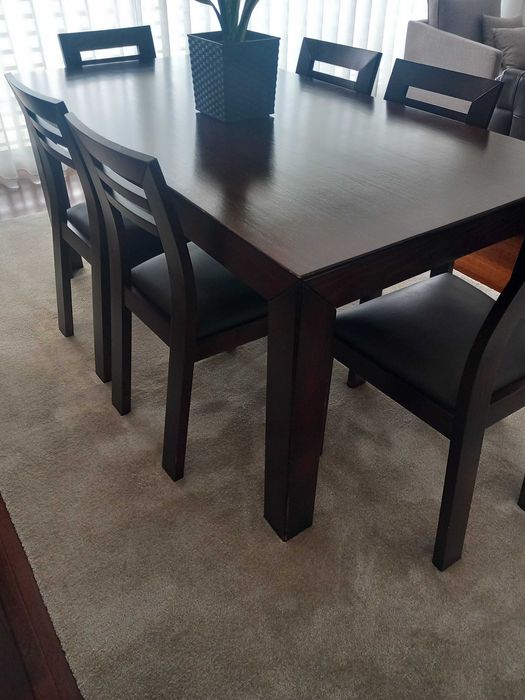 Mesa de jantar e cadeiras