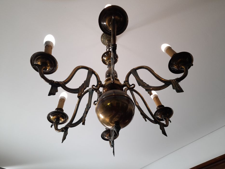 Candeeiro de Sala Rústico com 6 Braços – Elegância para o Seu Espaço.