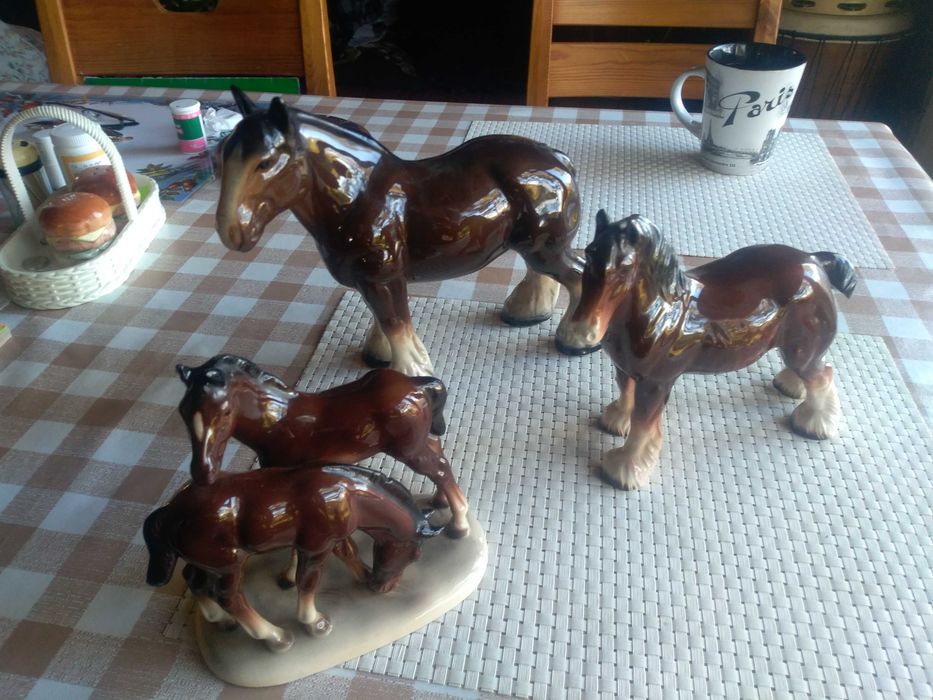 figurki koni z porcelany