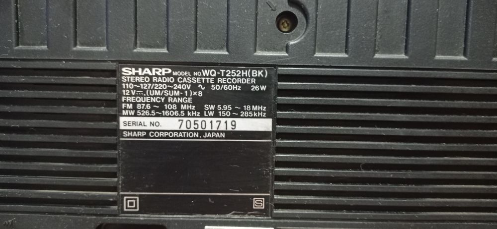 Продам магнітолу SHARP 252