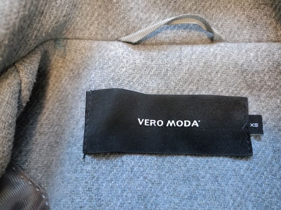 Płaszcz jasnoszary z wiązaniem