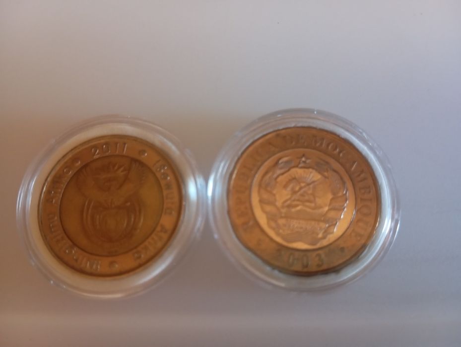 10000 Meticais Moçambique 2003 e 5 Rand Isemula África 2011.