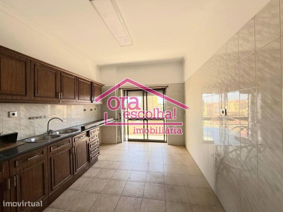 Apartamento T2 com 92 m2 e VARANDA no Centro das Paivas!