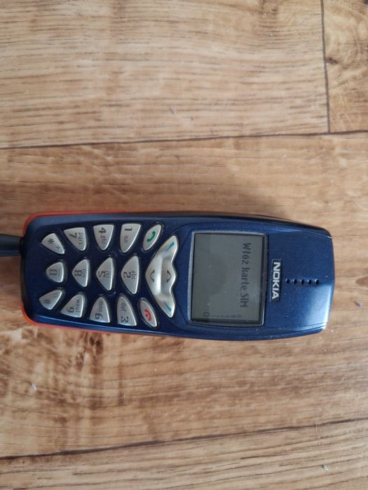 Telefon komórkowy Nokia 3510 oraz ładowarka