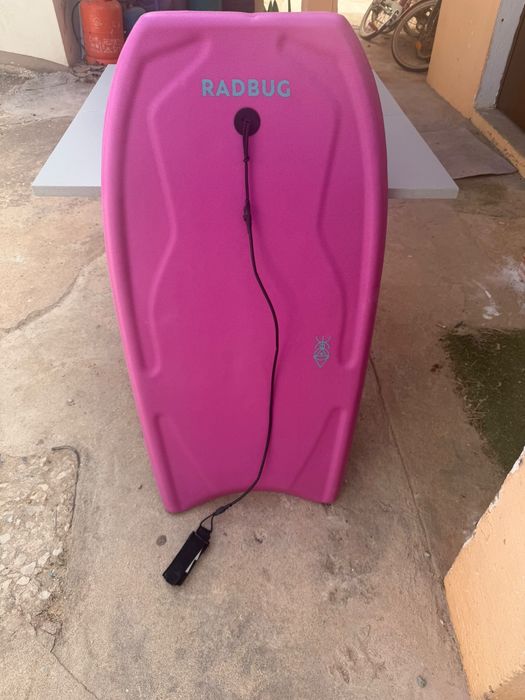Prancha de bodyboard rosa de marca Radbug