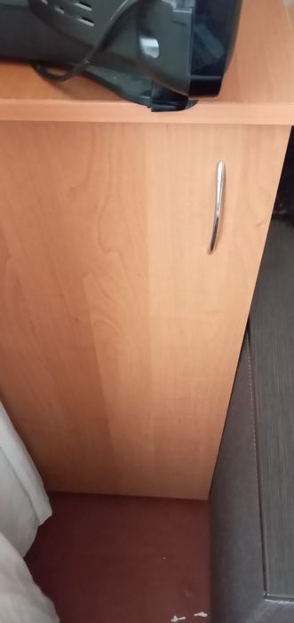 Компьютерный стол, с пеналом. Тумба прикроватная..