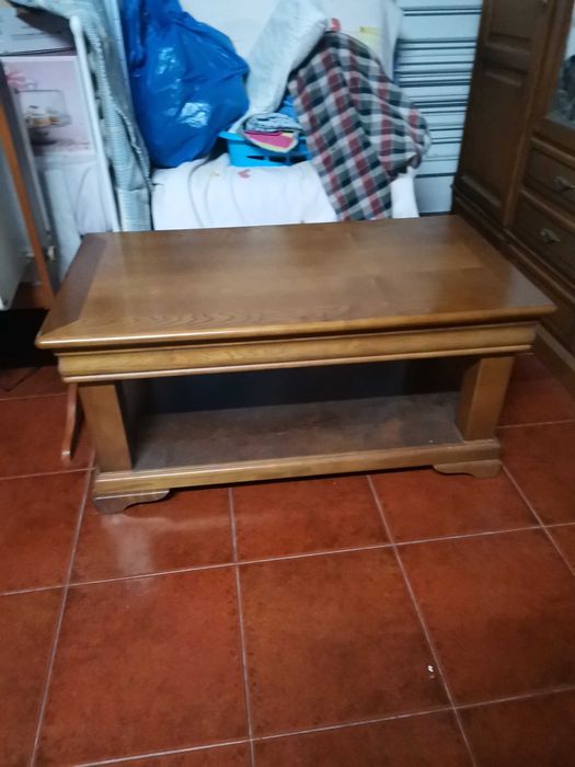 Mesa de sala em madeira