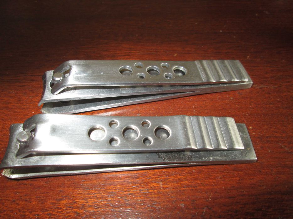 1 mochila, 1 pingadeira, caixas, 2 corta unhas e 1 base panelas