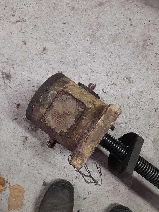 Кутовий редуктор з гвинтом від станка