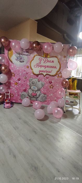 Є чотири банери.Банер "Мафія", фотозона, каркас