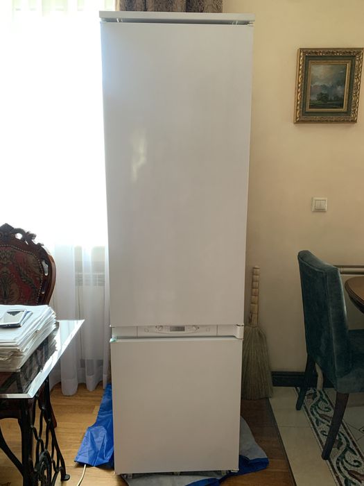 Холодильник Ariston вбудований