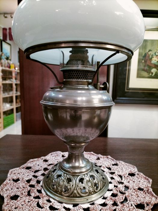 Candeeiro ou lamparina a petróleo antigo