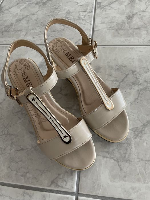 Śliczne sandałki  na koturnie 37