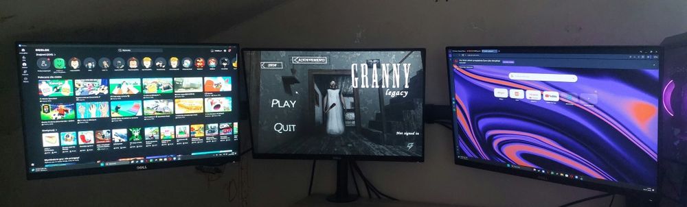 3 monitory Dell na stojaku