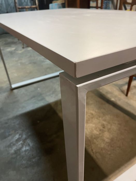 Mesa branca com pés de metal