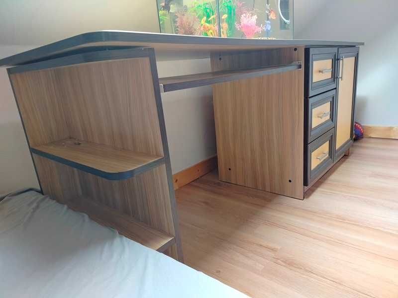 Biurko na wymiar z dużym blatem