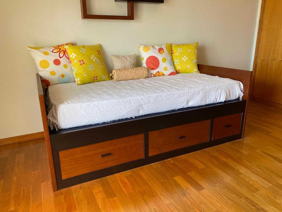 Cama de solteiro em madeira maciça + colchão e estrado