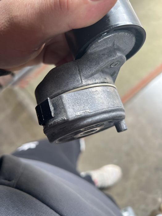 Натяжний ролік у зборі сітроєн кактус 1.2