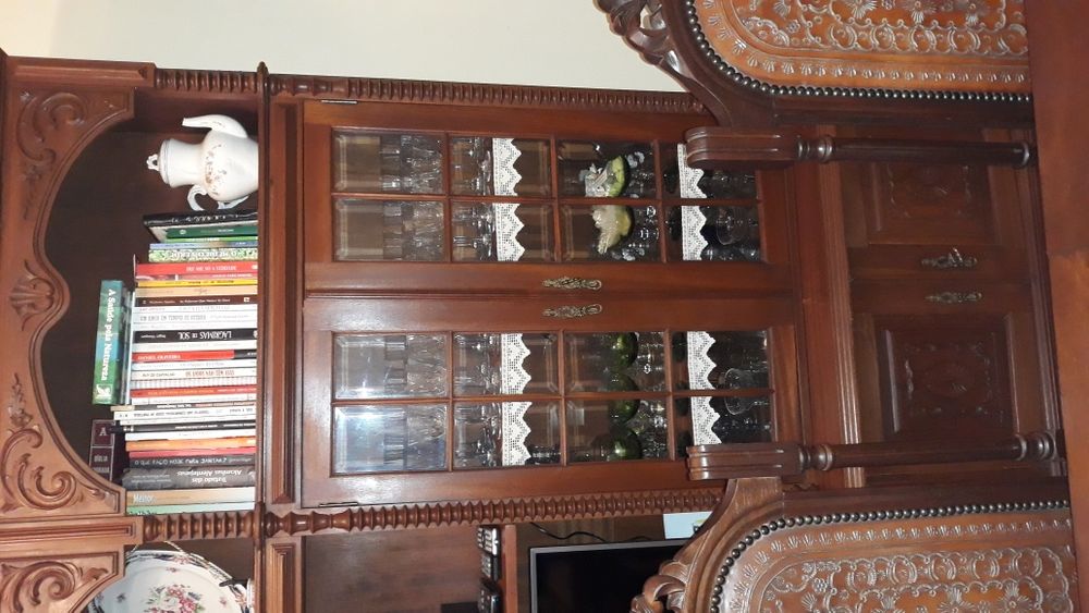 Móvel de sala com 2,10m altura x 2,45m largura x 37cm profundidade.