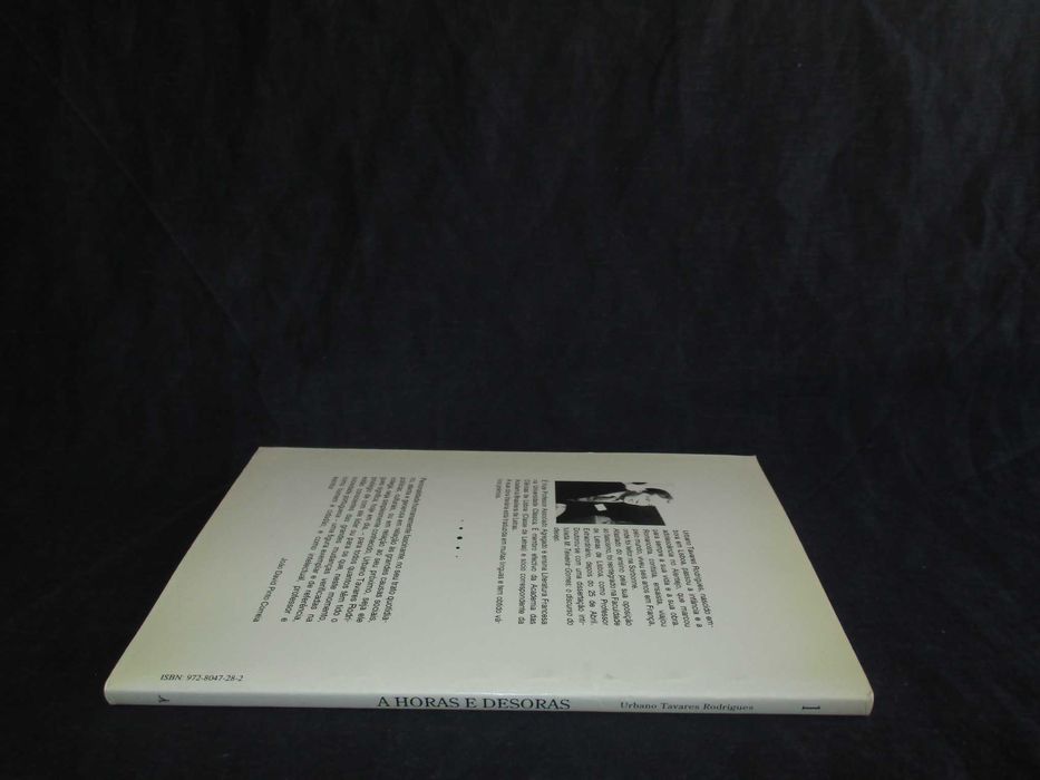 Livro A horas e desoras Urbano Tavares Rodrigues Autografado