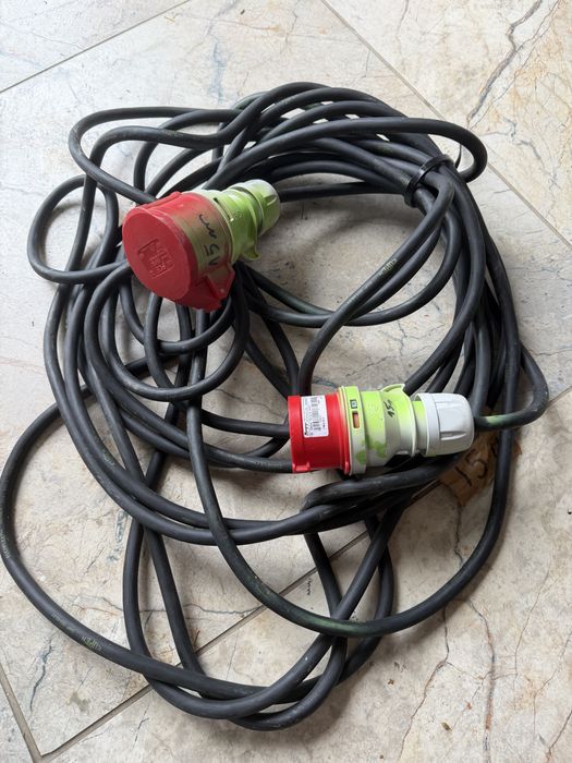 Sprzedam skrzynki rozdzielcze prądu i kabel siłowy.