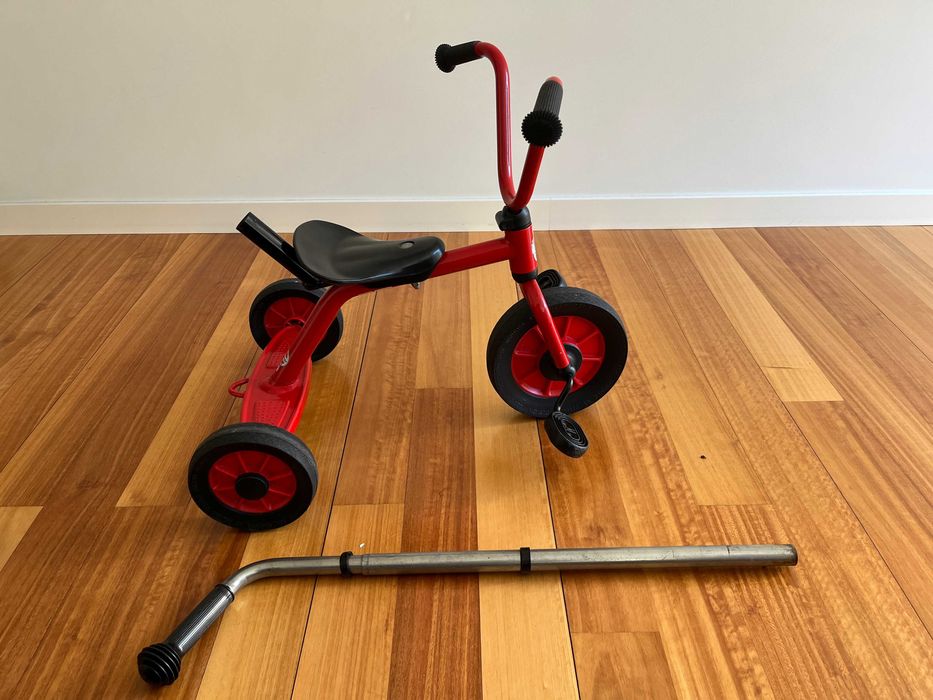 Triciclo Winther com pedais vermelho (2 - 5 anos)