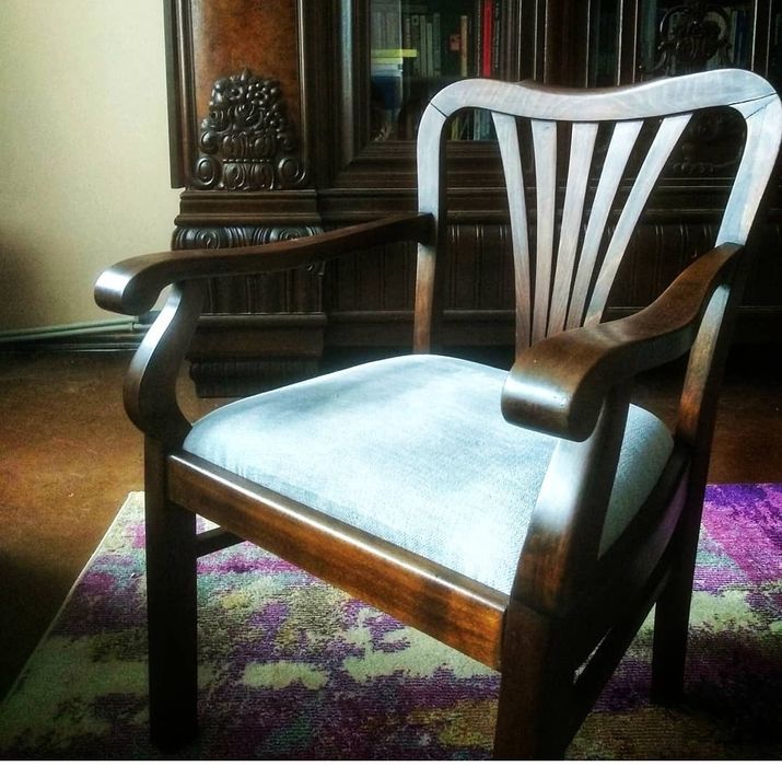 Stare krzesło z podłokietnikami antyk