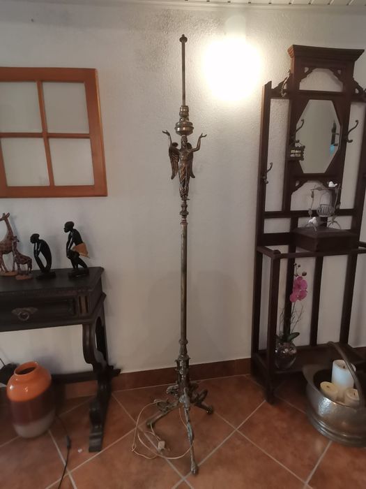 Candeeira em latão pé alto