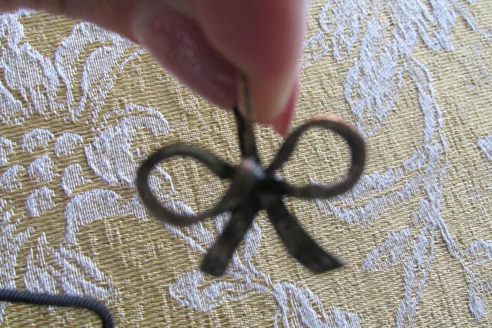 Brincos em laço dourados