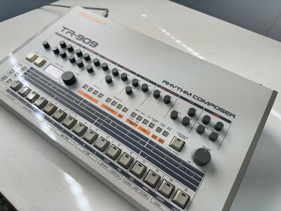 Roland     TR-909