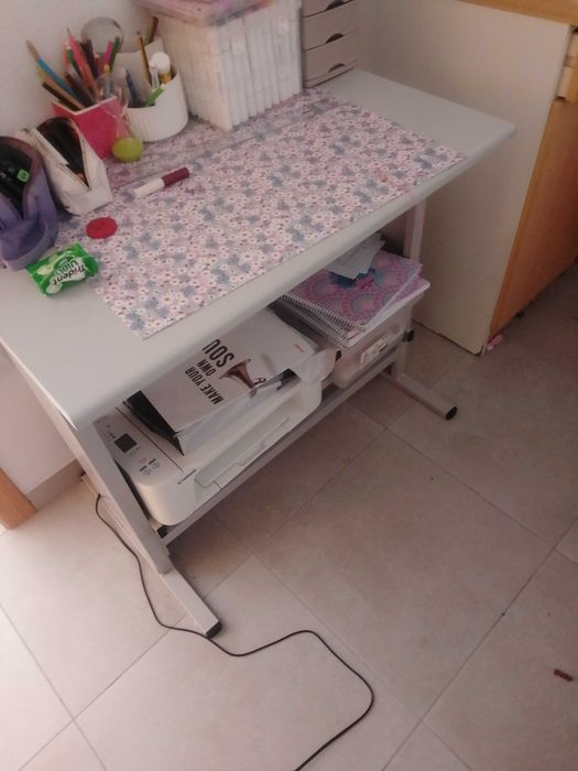 Mesa escrivaninha com cadeira