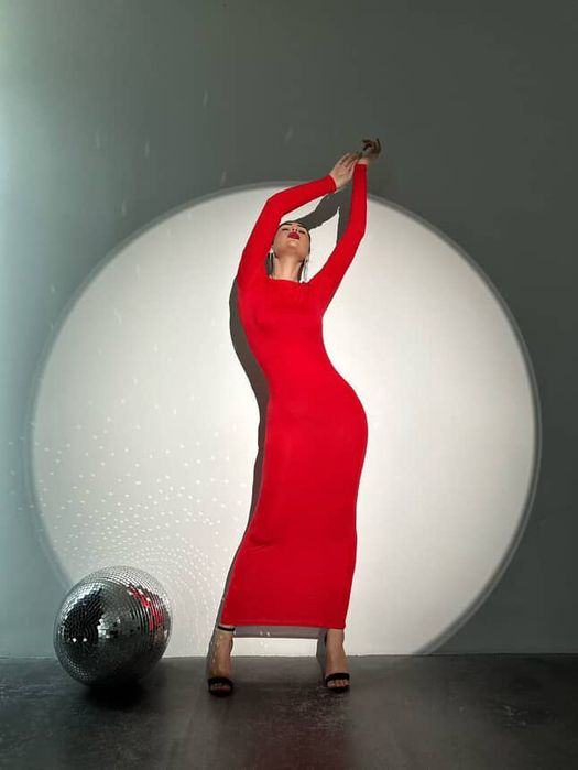 Сукня червона з відкритою спинкою максі