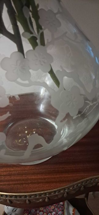 Grande Jarra de Vidro Com Flores em Relevo