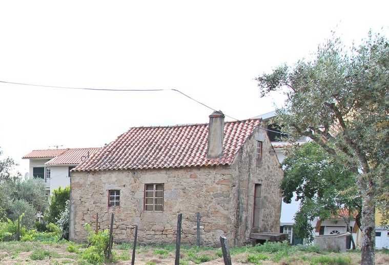 Casinhas de pedra e quintal em Paços da Serra (Serra da Estrela)